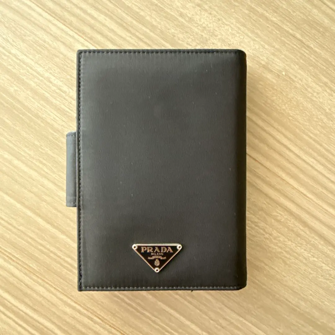 PRADAスケジュール手帳カバー　三角プレート Amazon.co.jp: [プラダ] カードケース PRADA トライアングル