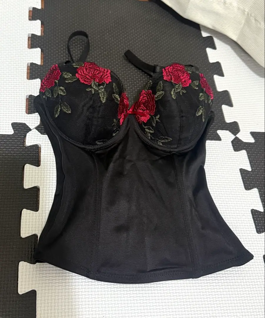 黑色玫瑰刺繡緊身衣 的縮圖