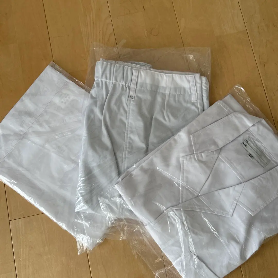 Thumbnail of Unused white coat, L size, top and bottom, apron, hat