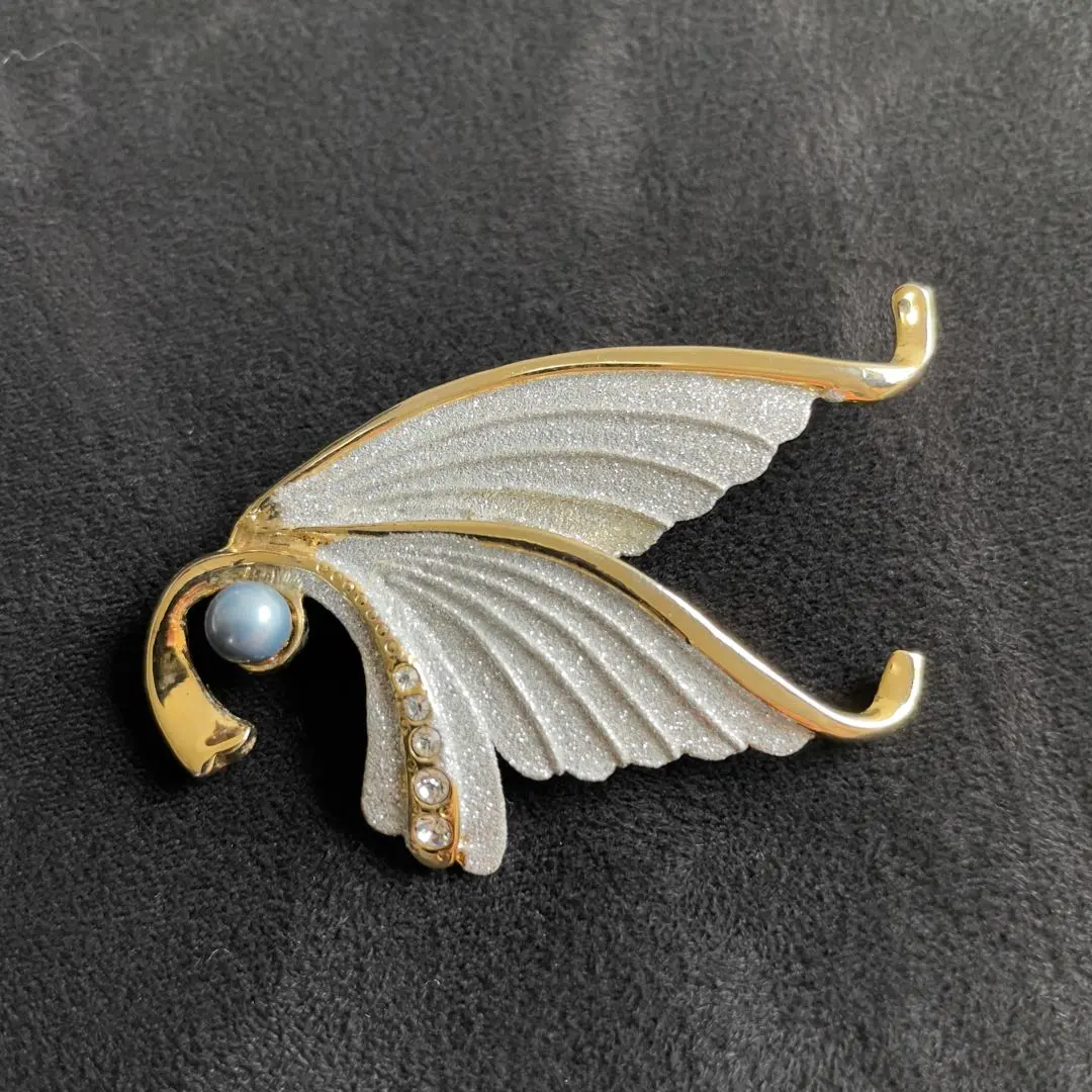 Thumbnail of [8] Butterfly Wing Brooch - Silver Glitter with Pearls