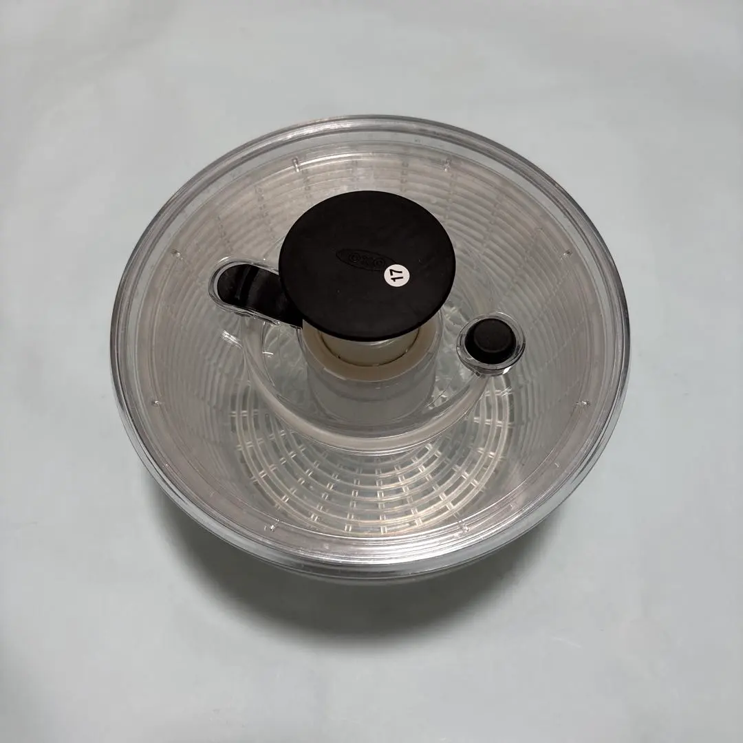 Thumbnail of Medium clear plastic salad spinner