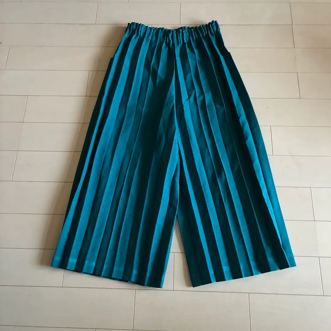 ISSEY MIYAKE me ブラック ガウチョパンツ ISSEY MIYAKE WHITE LABEL ブーツカット スラックスパンツ
