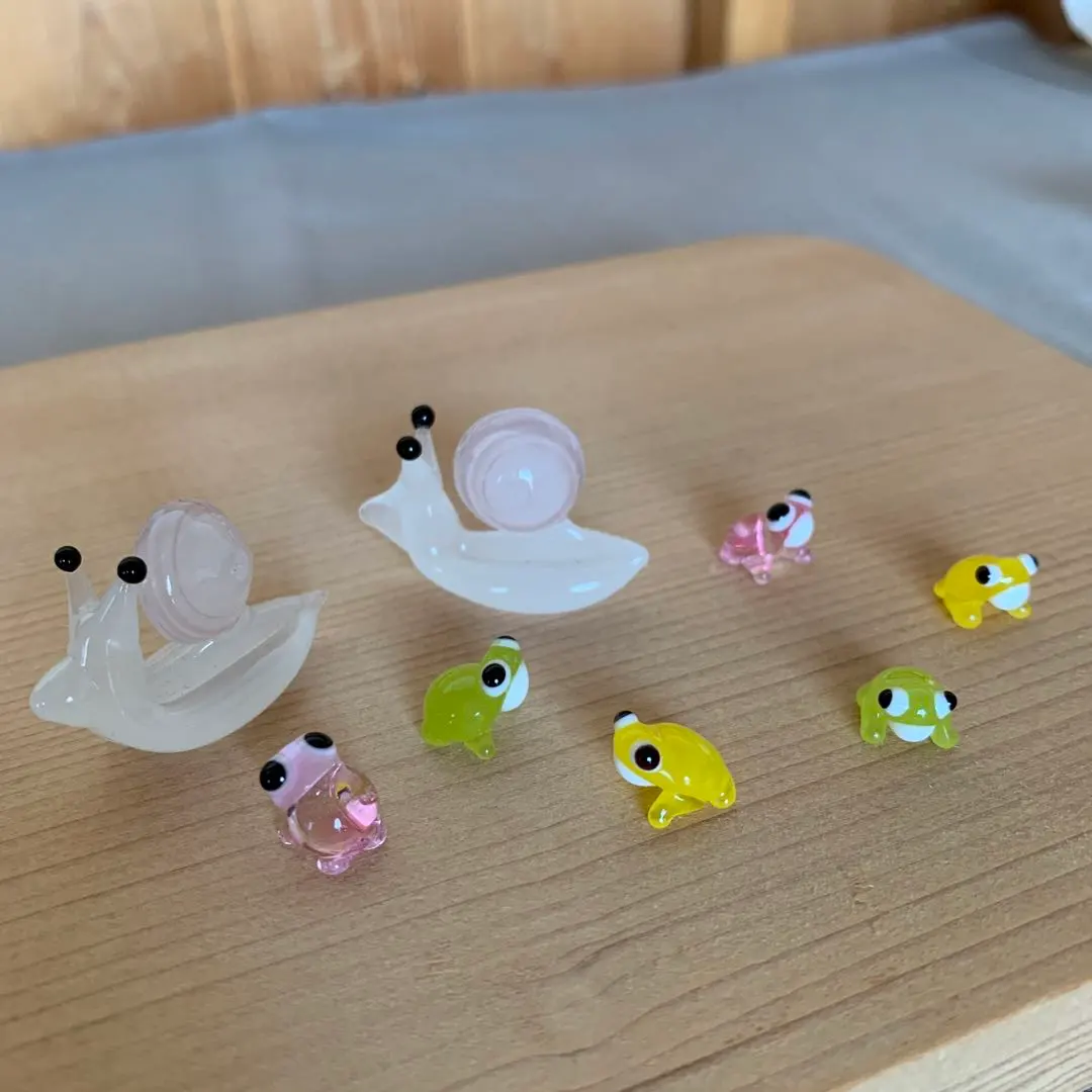 Thumbnail of Glass mini snails (2) & frogs (6)