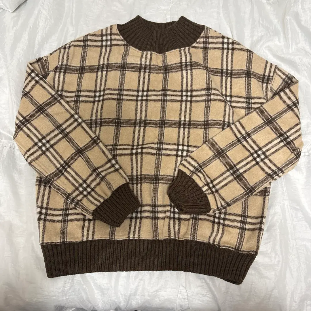 Thumbnail of Long-sleeved beige checkered knit sweater