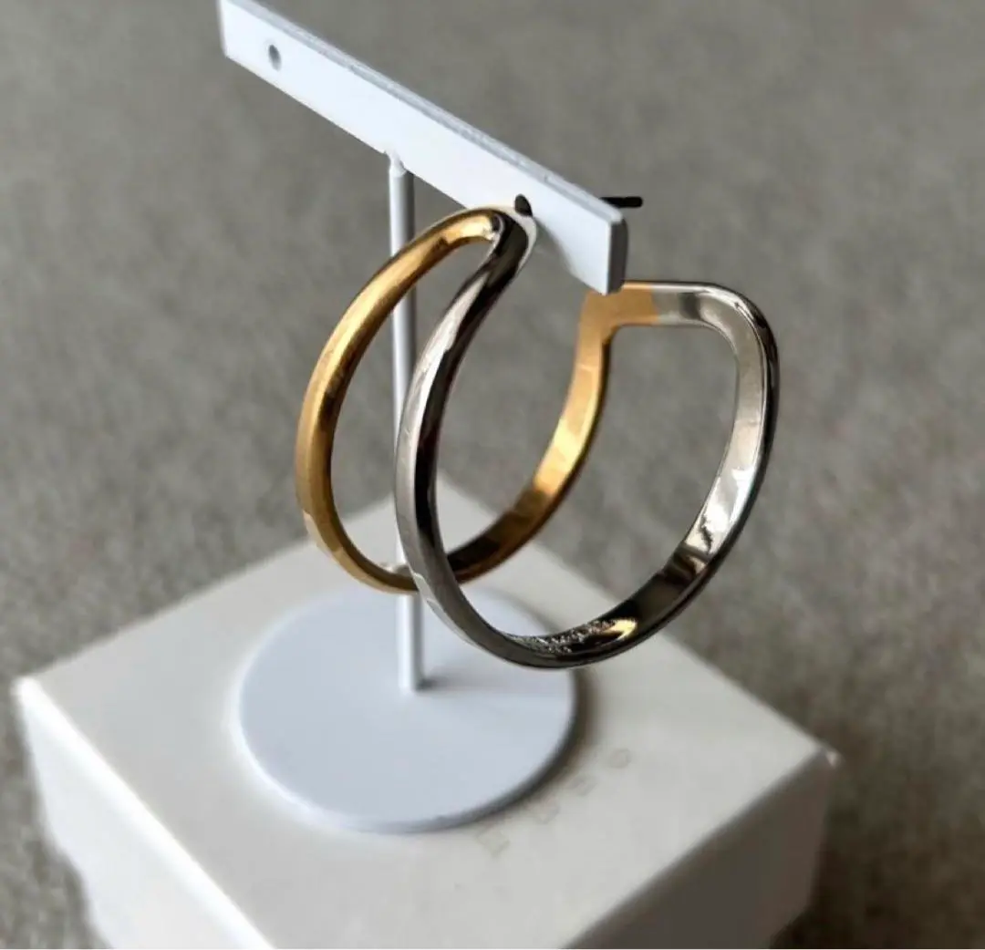 希少　メゾンマルジェラ　赤　片耳　新品　ピアス　Maison Margiela 希少 メゾンマルジェラ 赤 片耳 新品 ピアス Maison Margiela