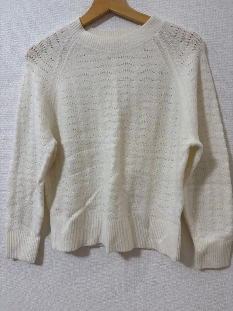 Thumbnail of UNIQLO White Knit, Size M