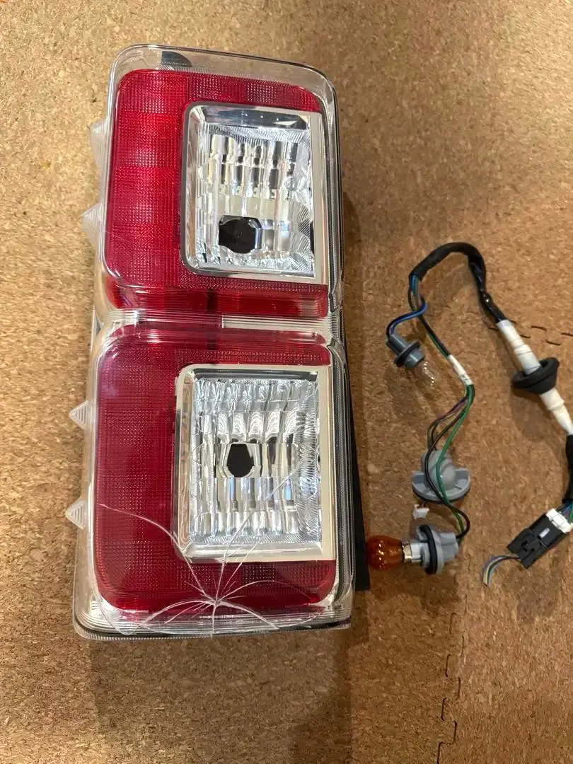 美品！ウェイク DBA-LA700S 左 テールランプ 81561-B2380 ダイハツ ウェイク テールランプ 左 H26 LA700S 81561-B2380