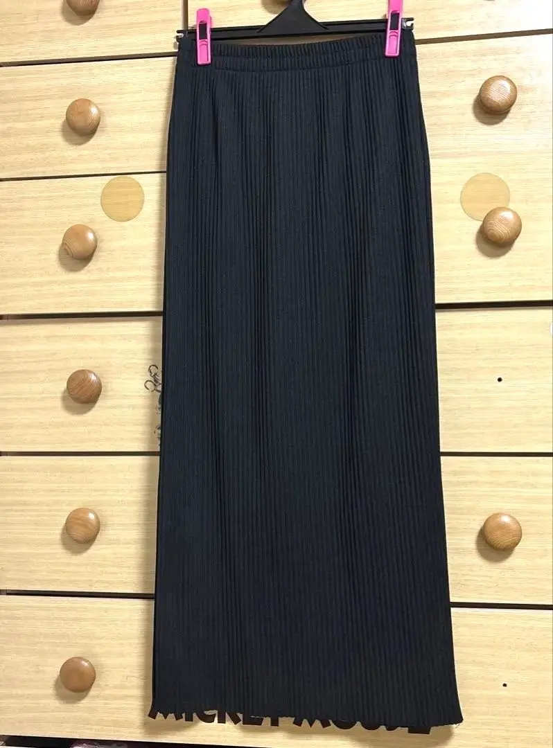 Thumbnail of Black pleated tight long skirt
