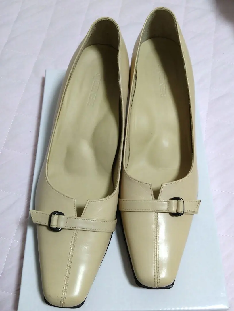 Thumbnail of Excellent condition beige pumps, 25cm, 3E wide, heels