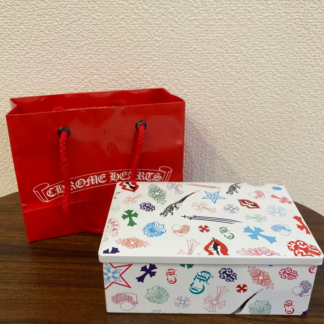 クロムハーツ・クッキーボックス缶・クロムハーツ東京20周年 CHROME HEARTS クロムハーツ東京20周年限定コラボクッキー缶 メンズ