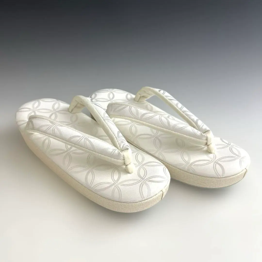 Thumbnail of Brand new! Stylish! Oval-shaped cloisonné pattern zori sandals. Available in M/L size. White.