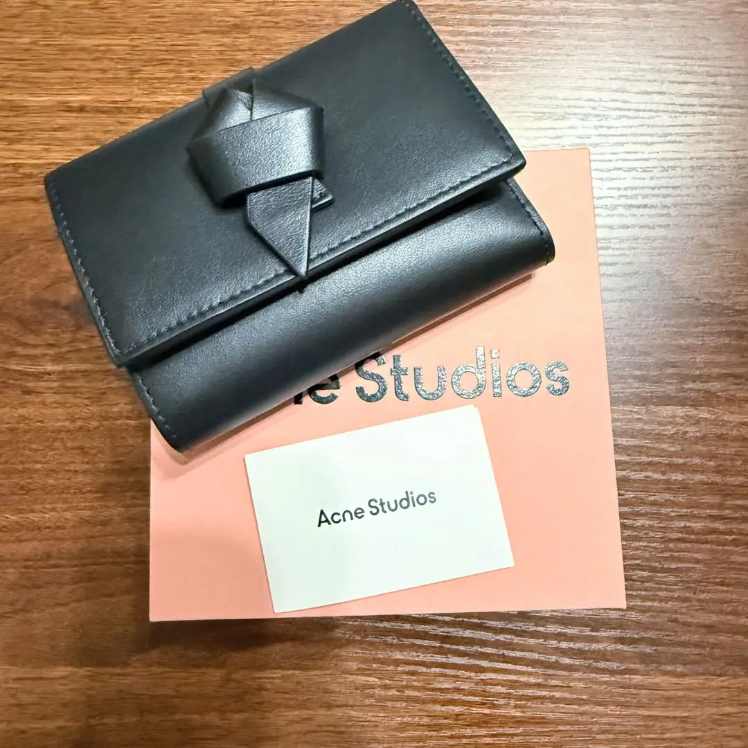 2025年最新】Acne Studios 素材：本革 三つ折り財布の人気