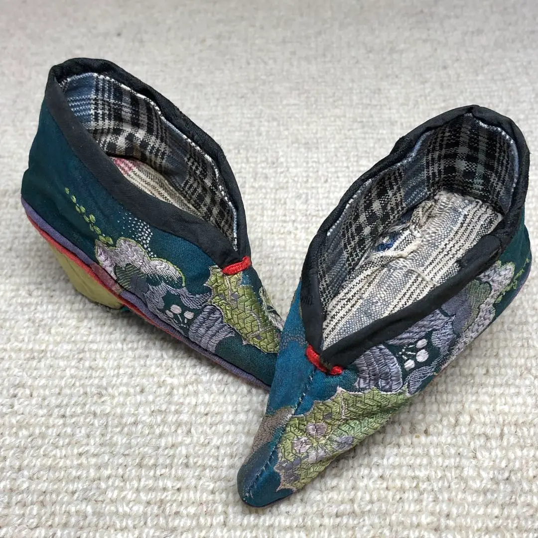 繍】 ☆ 民俗 黒地花蝶紋纏足靴 ☆ 清朝期 花卉 胡蝶 刺繍文様