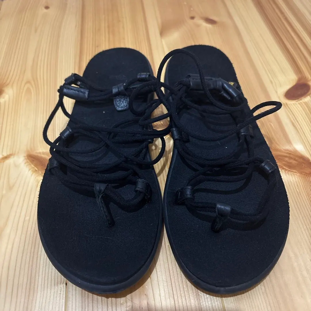 Teva 黑色涼鞋 的縮圖