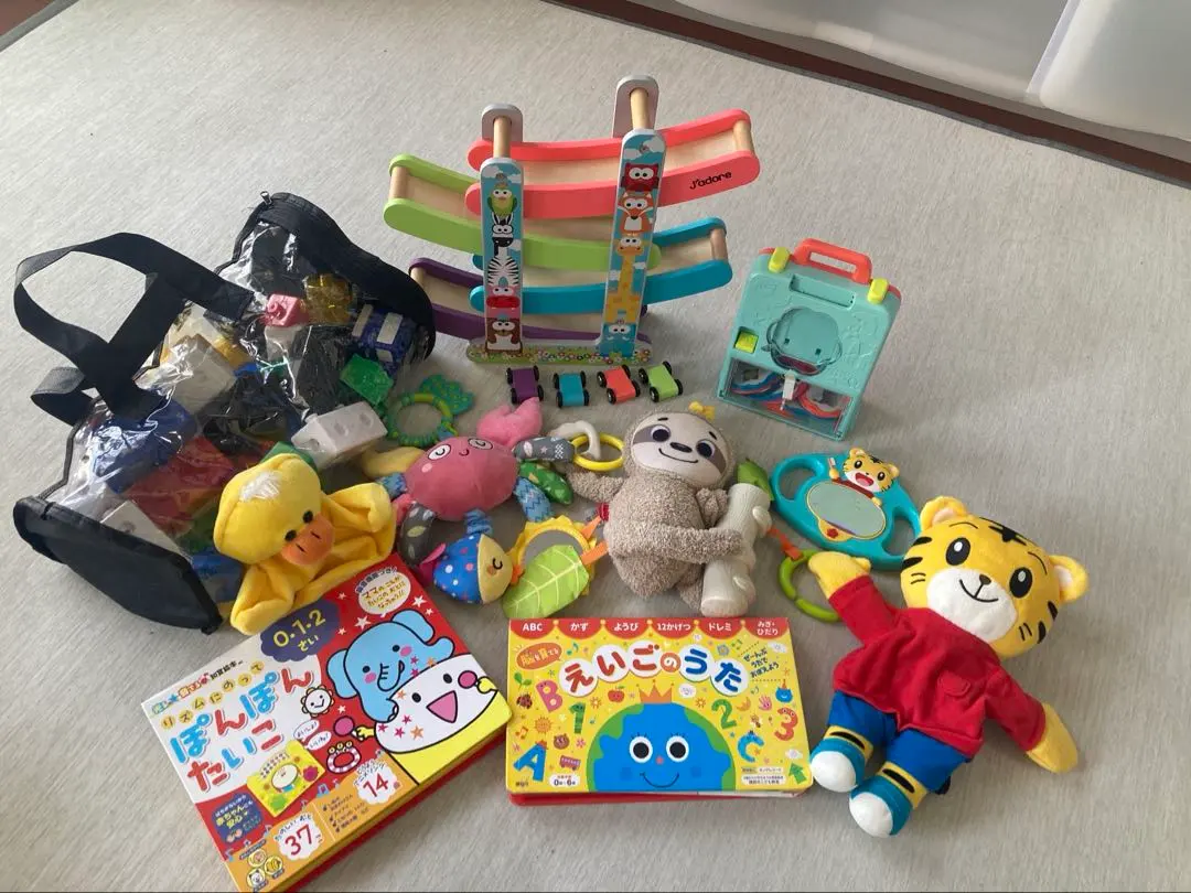 Thumbnail of Toy set for ages 0-1, 10 items