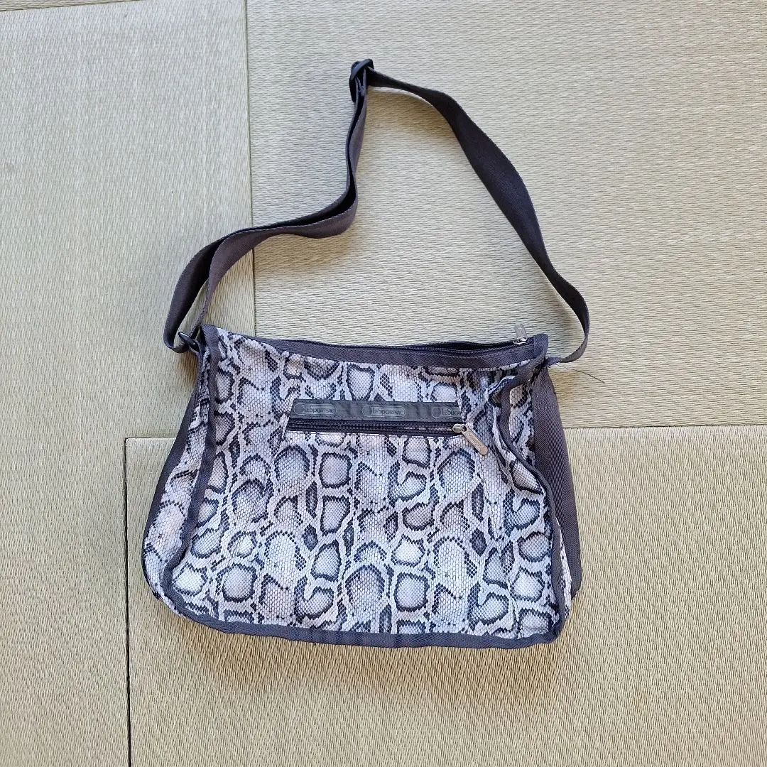 未使用 レスポートサック パイソン ポーチ ヘビ柄 へび柄 3－ZIP COSMETICクラシックパイソン（ポーチ）｜LeSportsac