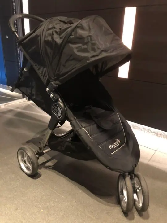 えり様さ専用 コンパクトで軽量なブラックのベビーカー、city mini babyjogger ベビージョガー