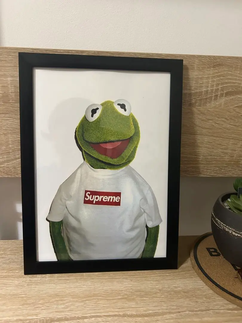 カーミット Supreme ポスター 【額縁付 No98 (額縁付) supreme カーミット イラスト アートポスター