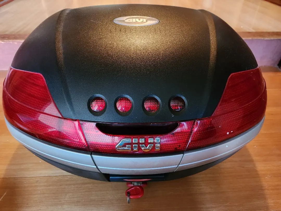 GIVI 吉維 V46 後備箱 Monokey 美品（附底座） 的縮圖
