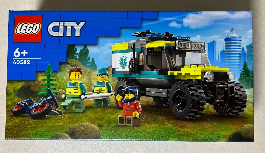 ☆出品 Amazon.co.jp: LEGO 40582 4x4 Off-Road Ambulance Rescue - Új