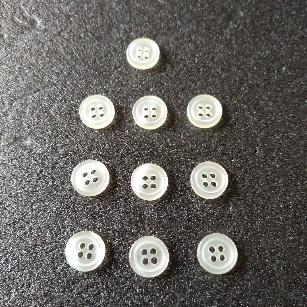 Thumbnail of Shirt button (M16)