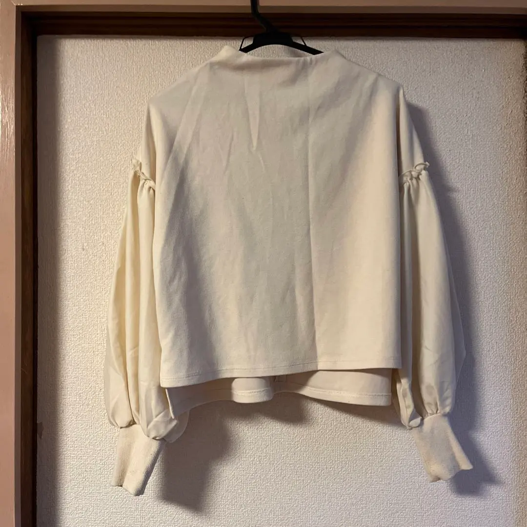 Thumbnail of A cute cut-and-sew top with puffy sleeves