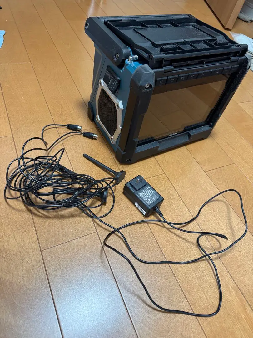 おまけ付き！マキタ充電式ラジオ付テレビ TV100+ツールバッグ　中古美品 マキタ 充電式ラジオ付テレビ TV100【送料無料】 - 工具通販
