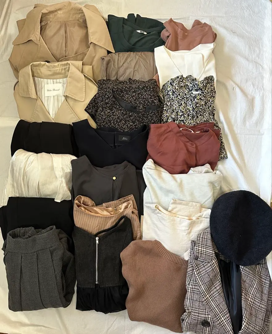 Thumbnail of 22-item set: Blouses, knitwear, cardigan, skinny jeans
