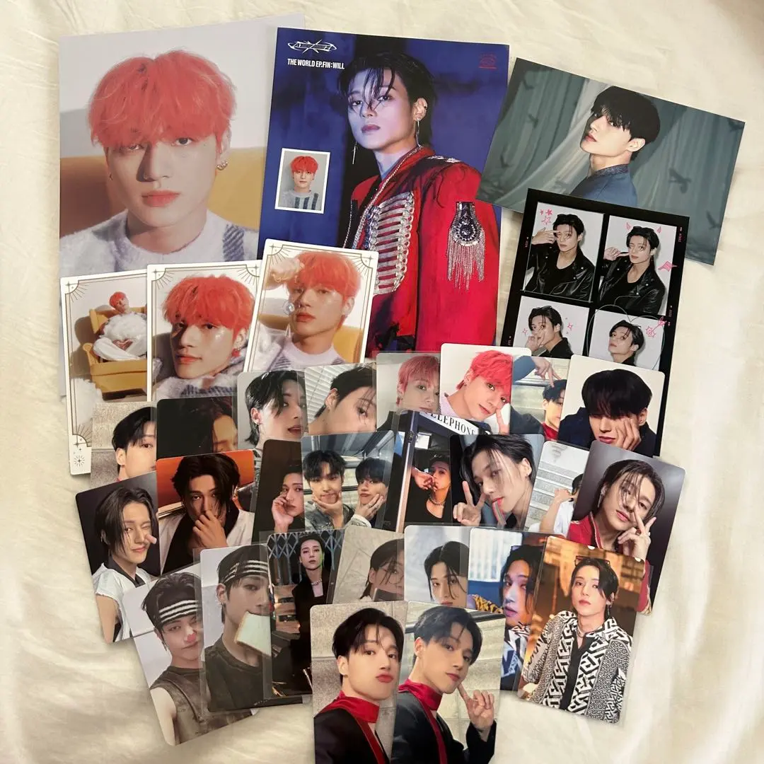 Thumbnail of ATEEZ Wooyoung Trading Card & Poster 33-Piece Set