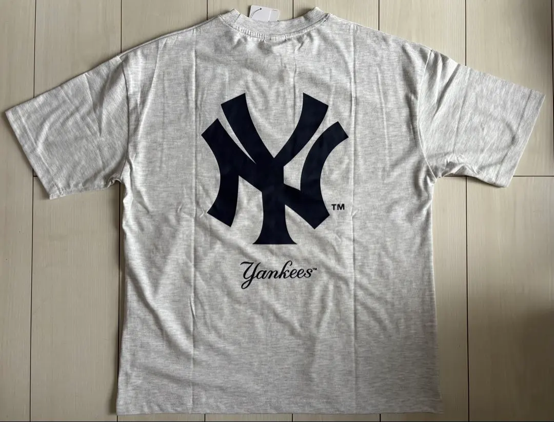 Thumbnail of New, size M, MLB Yankees short-sleeved T-shirt, oatmeal