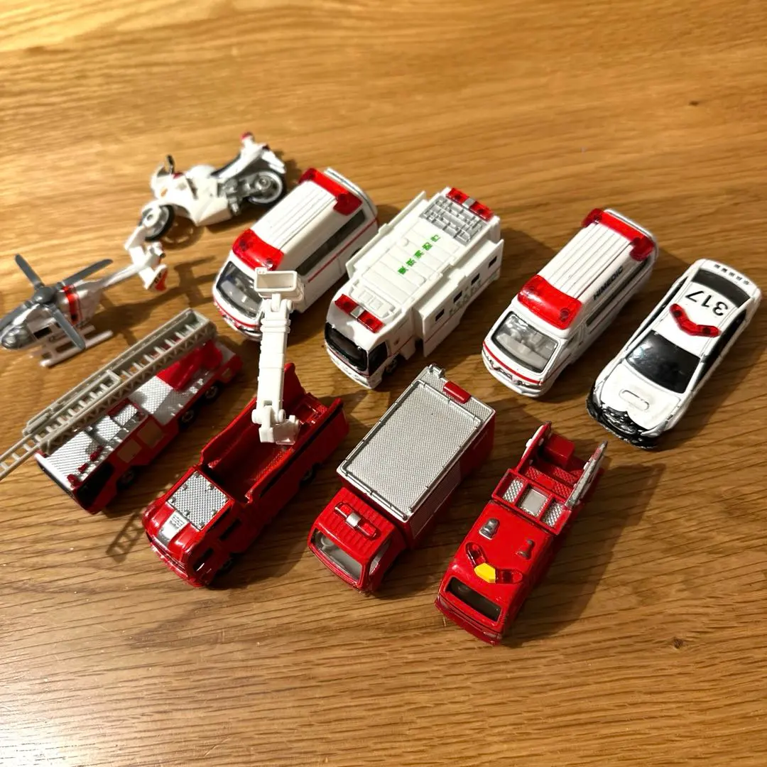 多美卡 10台套裝 停產品 有 消防車 救護車 套裝 的縮圖