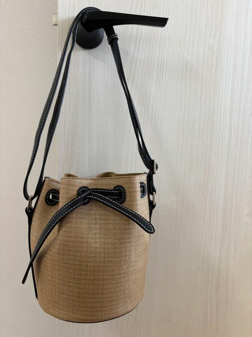 【VASIC CLUB minimini】 ラフィア　ショルダーバッグ VASIC (ヴァジック) 》 ころんとした愛らしいシルエットでファン