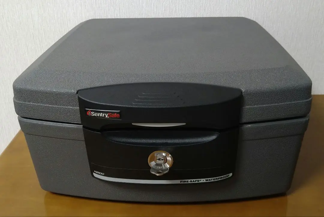 [新品 自宅保管品]セントリーH2100 鍵付き ポータブル耐火、防水保管庫 セントリー ポータブル耐火・防水保管庫 フラットキー式 H2100