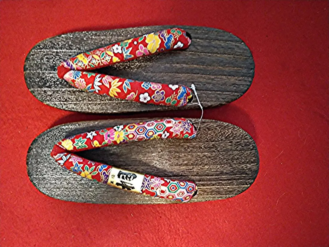 Thumbnail of ●【Free Shipping】New, Paulownia Wood, Oval-Shaped, Red Base with Chrysanthemum Design, 24.5cm●