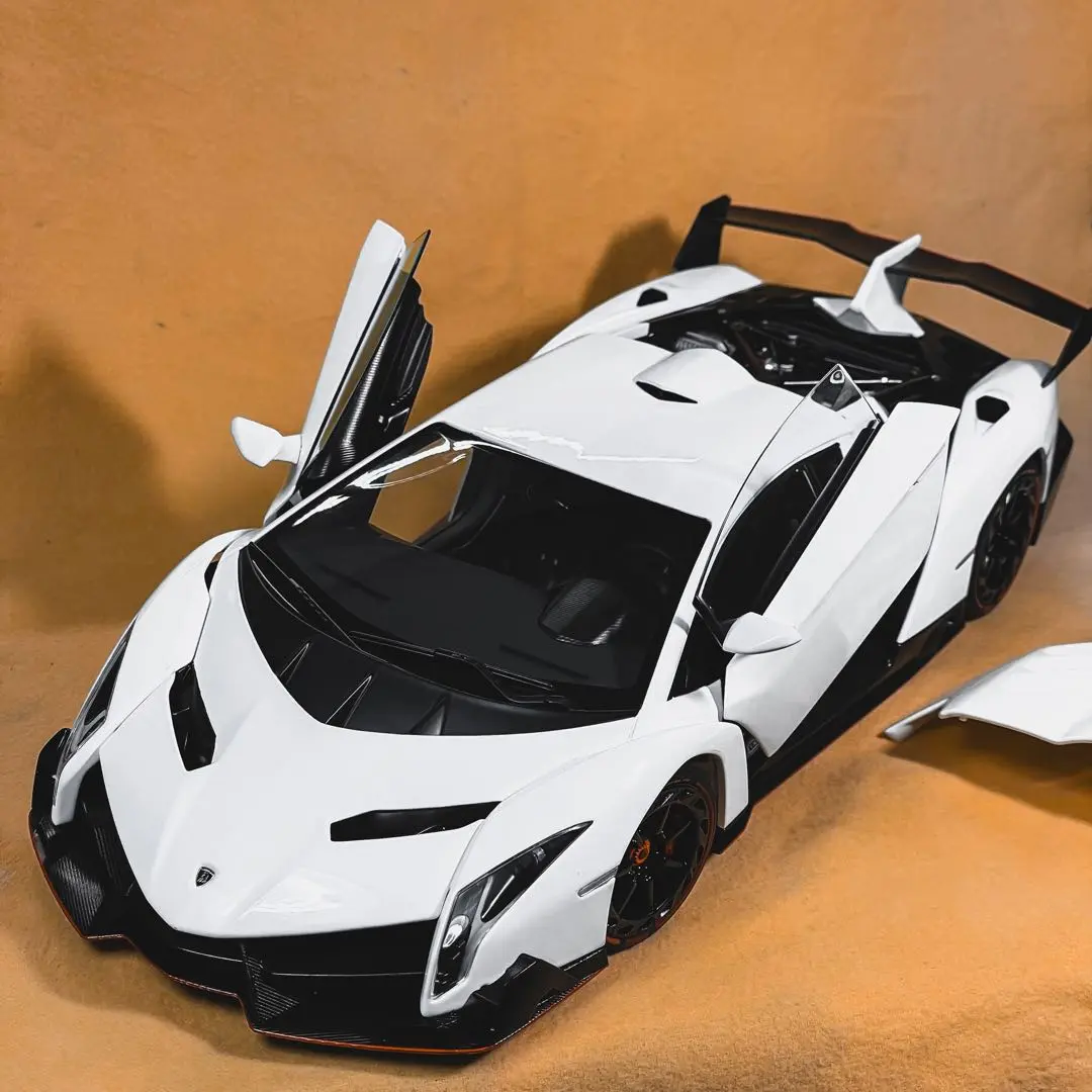 ランボルギーニ　VENENO ホワイト Lamborghini Veneno Roadster: Seized Hypercar fetches $8.4