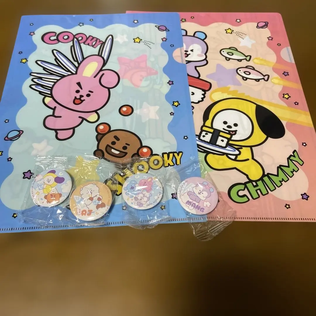 BT21 藏壽司 墊板2張 徽章4個 的縮圖