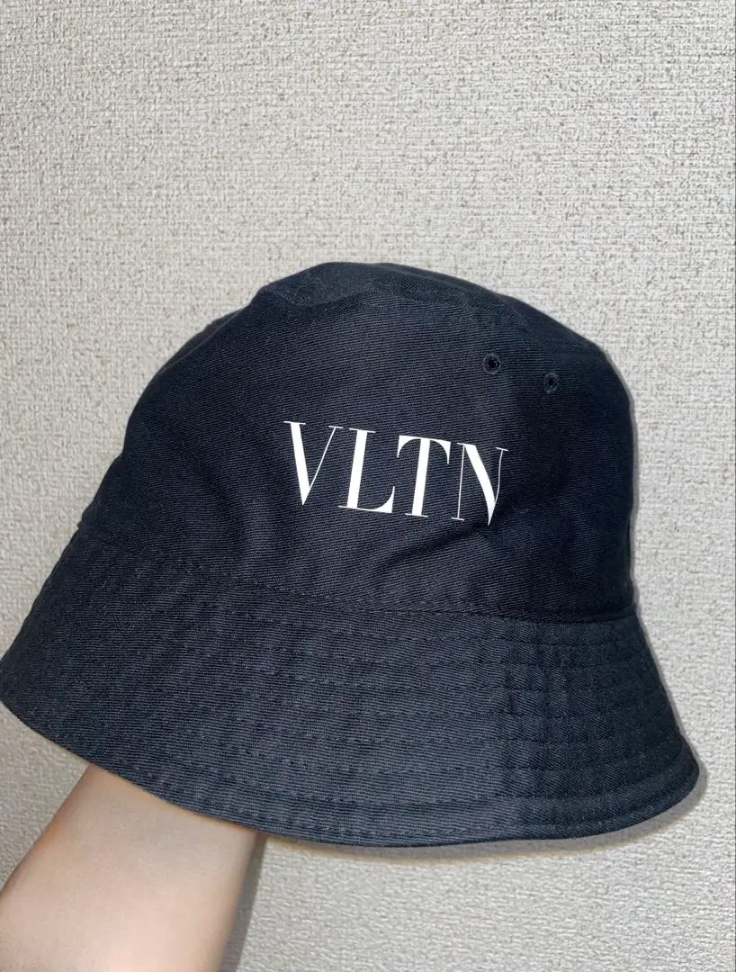 【大人気商品】ヴァレンティノ　ブラック　バケハ　V ロゴ　刺繍　58 サイズ 大人気商品】ヴァレンティノ ブラック バケハ V ロゴ 刺繍 58