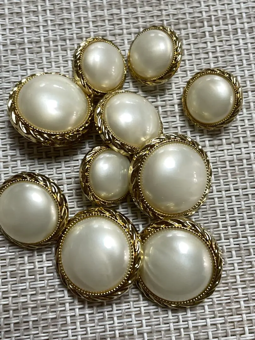 Thumbnail of Pearl-like stylish buttons