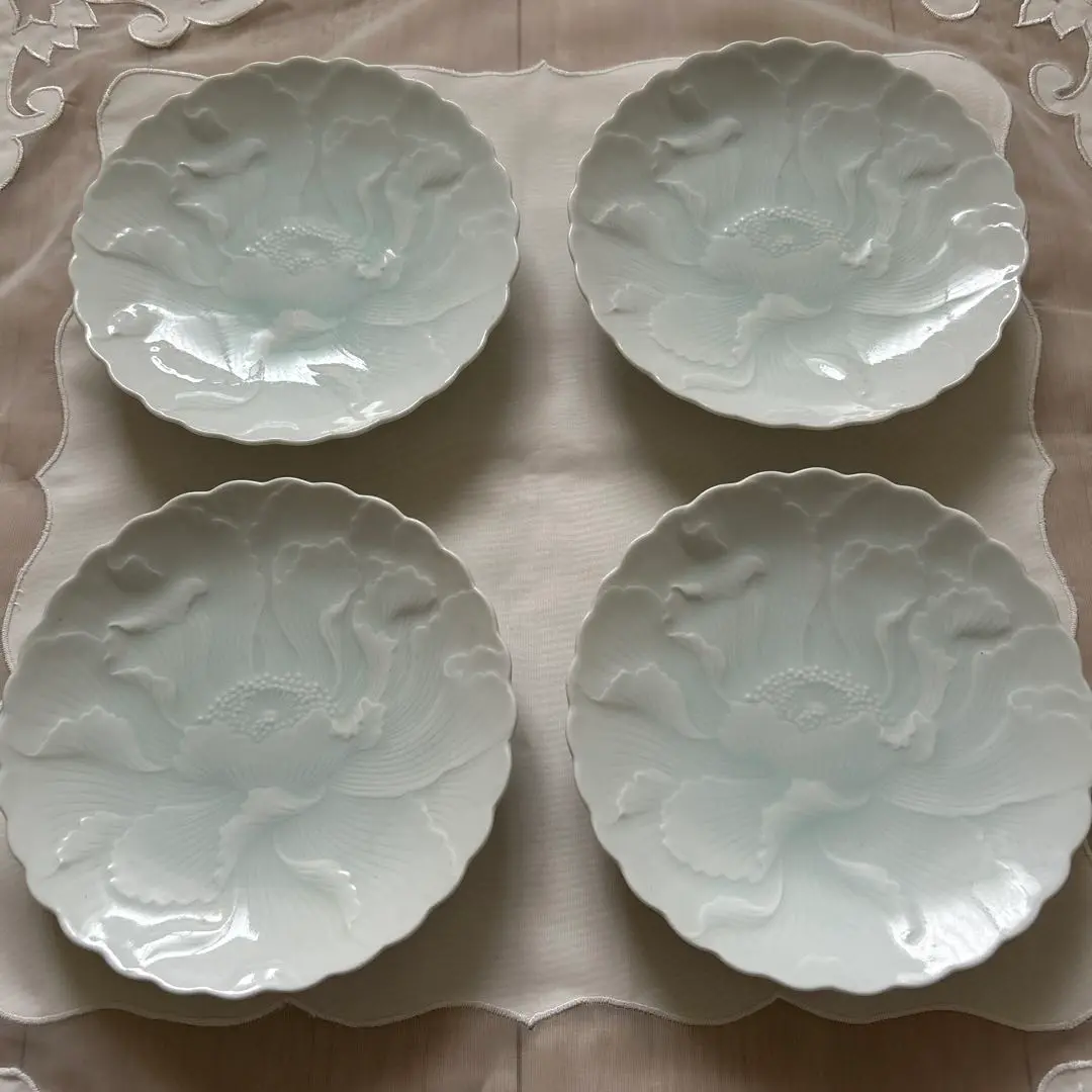 2454 有田焼　其泉作　青白磁牡丹彫　盛皿　未使用 青白磁牡丹彫【小皿揃(5枚)】 — 賞美堂本店オンラインショップ