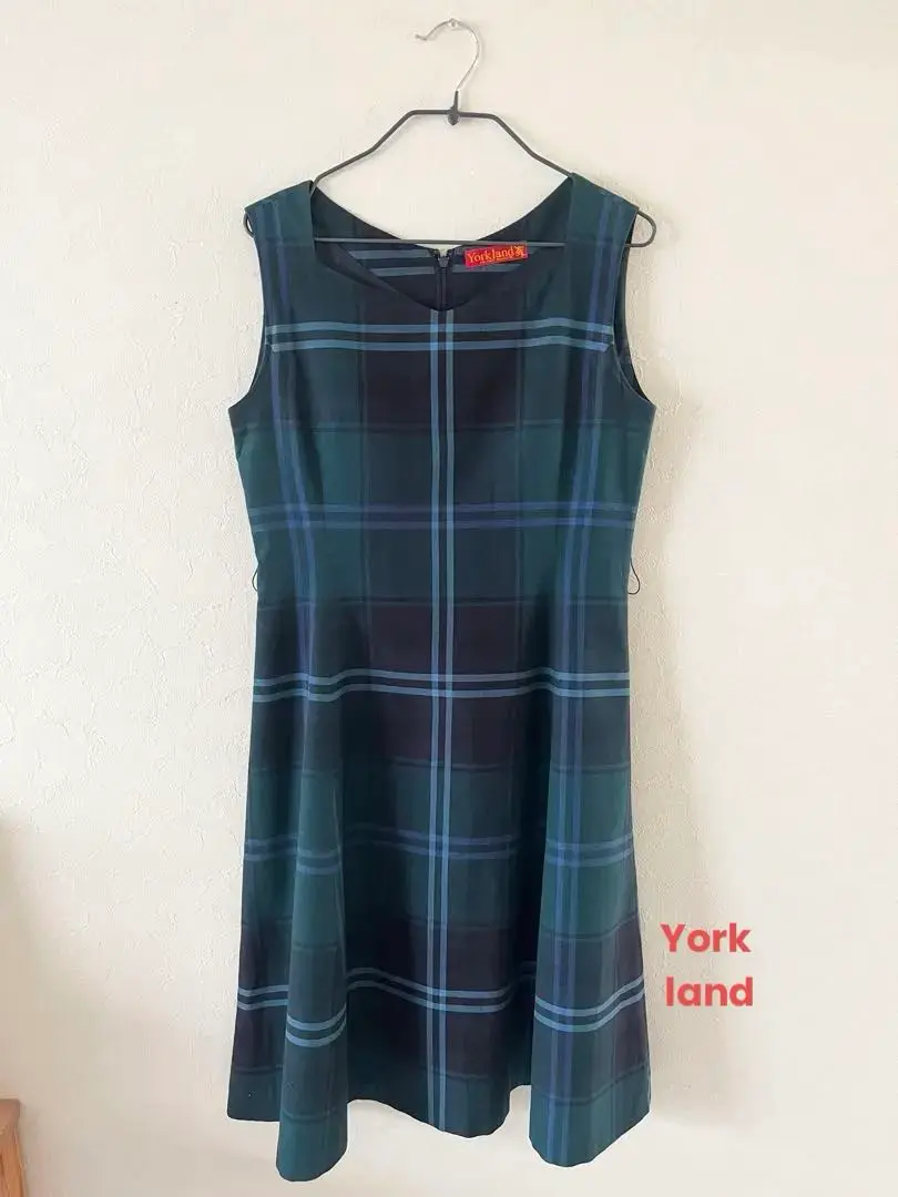 黒と青のタータンチェック柄ケープコート　YORKLAND 5203025-542.jpg