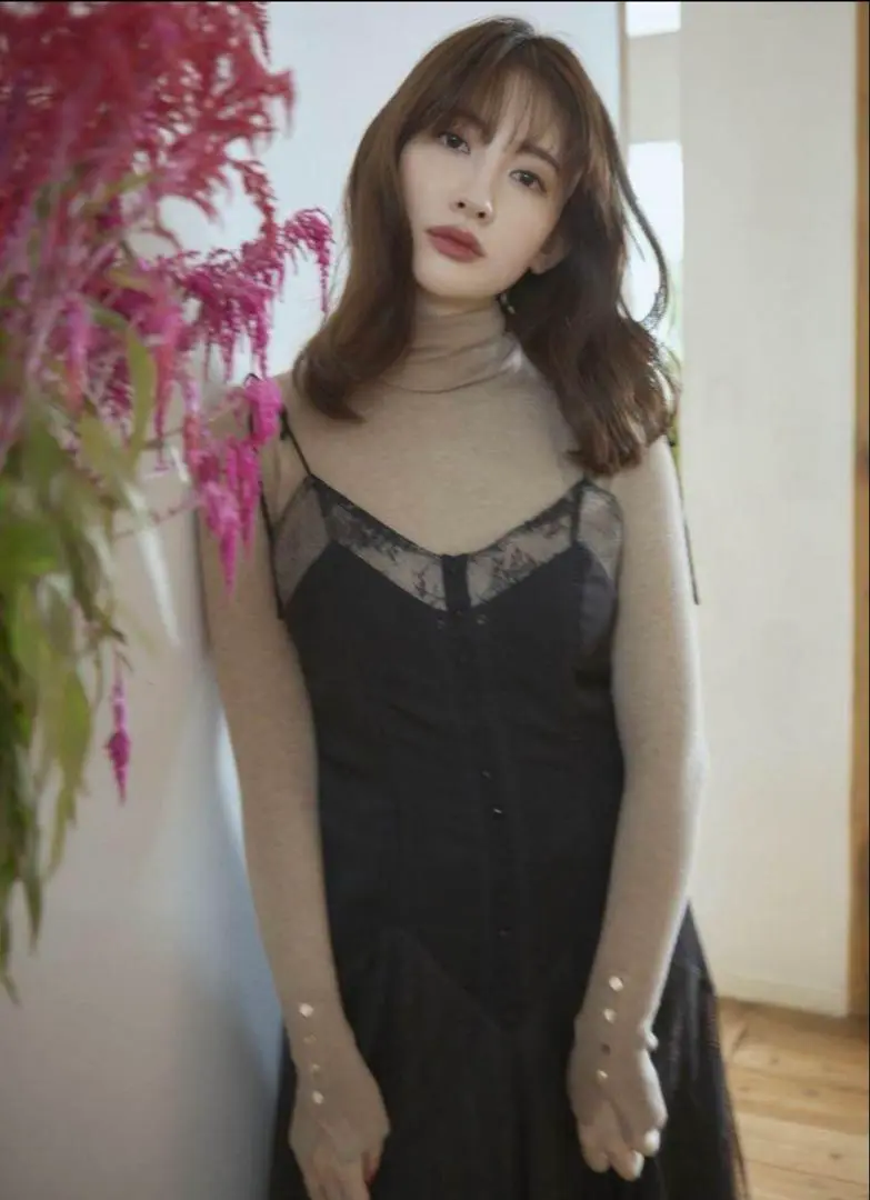 ワンピース herlipto Lace-Trimmed Satin Cami Dress Herlipto Lace-Trimmed Satin Cami Dress