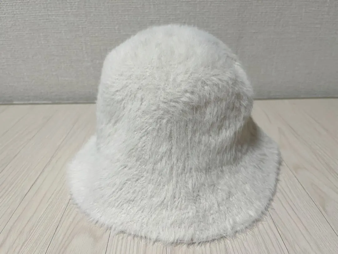 白色毛皮 漁夫帽 的縮圖