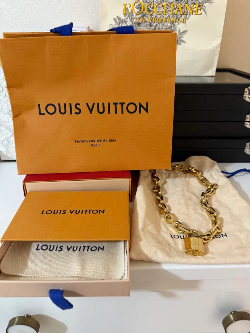 LOUIS VUITTON(ルイ・ヴィトン) コリエ・LVエッジ カデナ