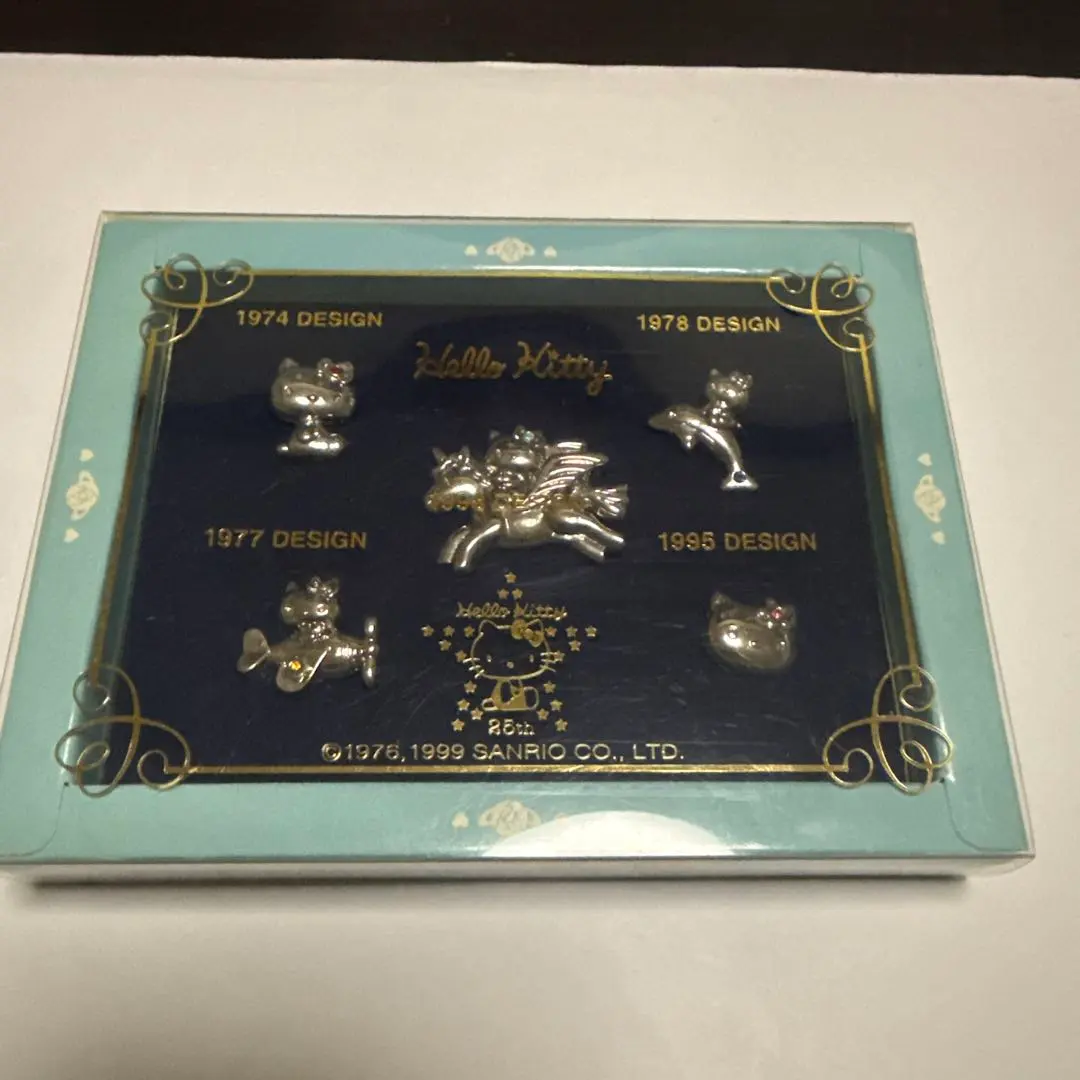 2025年最新】ハローキティ25周年記念缶バッジの人気アイテム - メルカリ