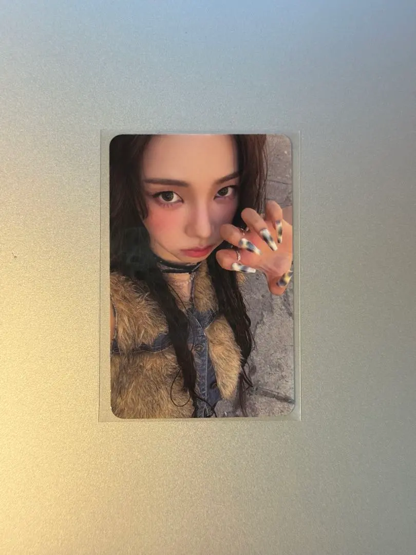 Thumbnail of aespa Karina trading card