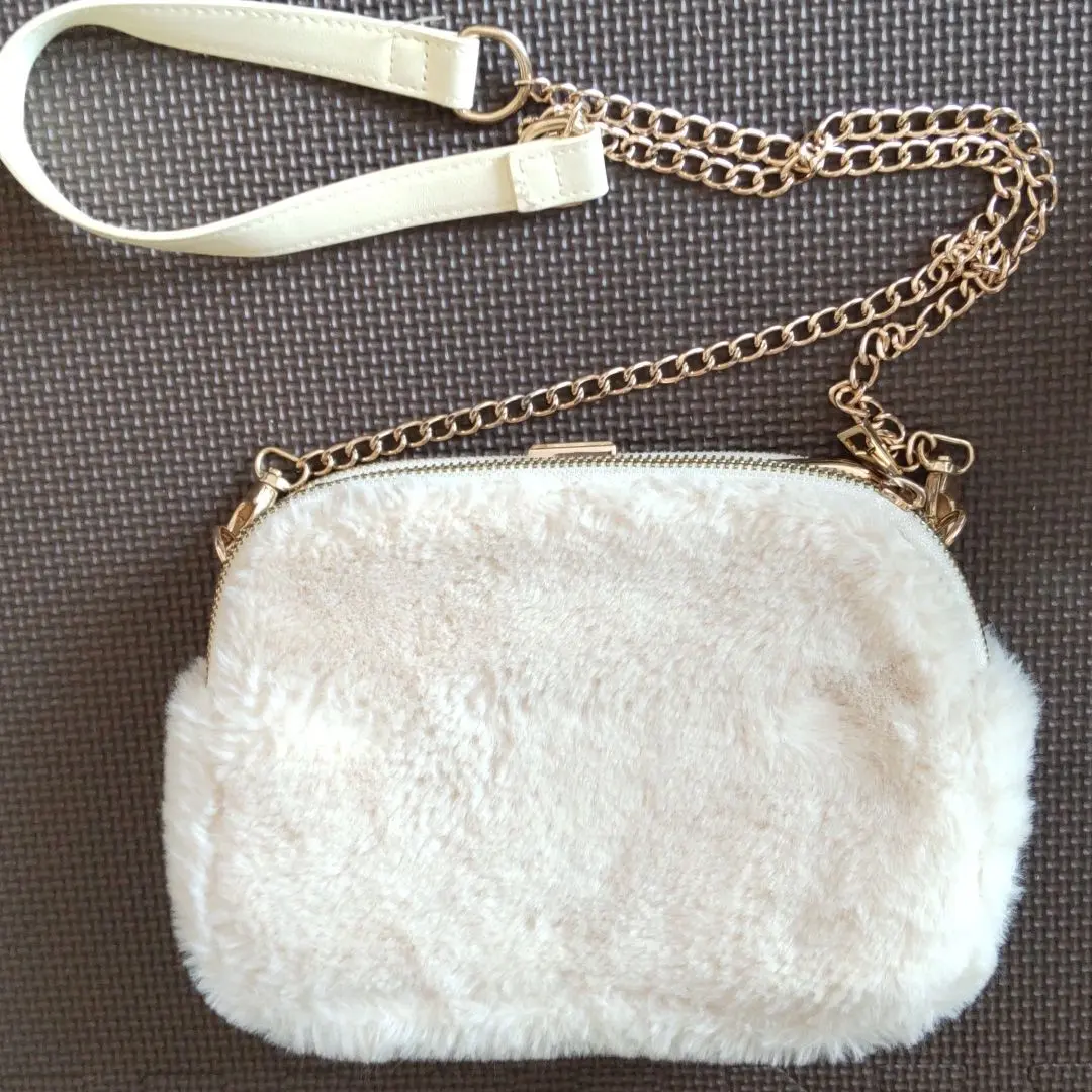 Thumbnail of Gama-guchi shoulder bag