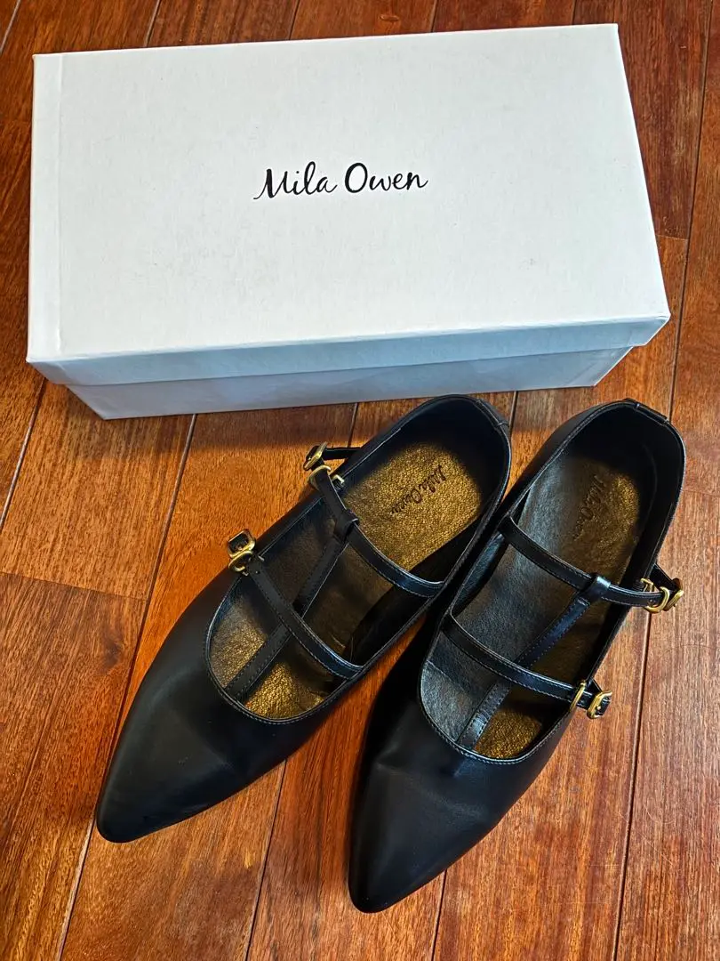 美品✨ Mila Owen ポインテッドビジュー　フラットパンプス 黒　23.5 Mila Owen（ミラオーウェン）の「ポインテッドビジューフラット