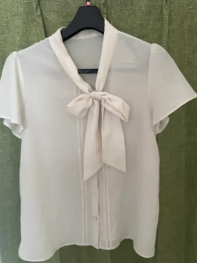 Thumbnail of White short-sleeved blouse with ribbon, size M