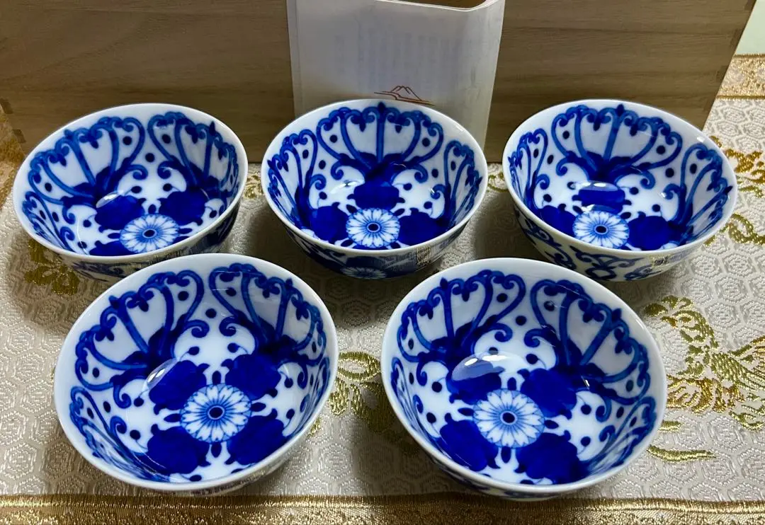 【共箱　未使用】深川製磁　染付 菊唐草　４号　小丼揃い　5枚組 共箱 未使用】深川製磁 染付 菊唐草 4号 小丼揃い 5枚組