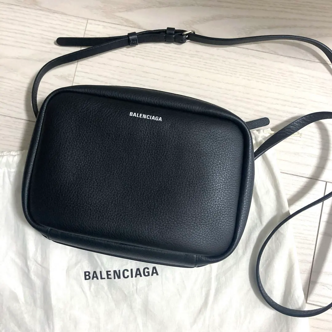 【極美品✨】 バレンシアガ カメラバッグ エブリデイ ホワイト レザー ロゴ Amazon | [バレンシアガ] ショルダーバッグ レディース カメラ